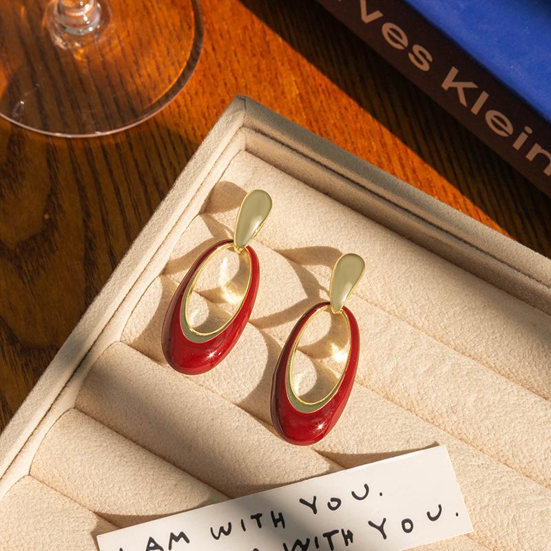 Серьги-пусеты с подвесками в виде капель из жемчуга и красных сердец: Французские ретро винтажные каффы для осени и зимы.