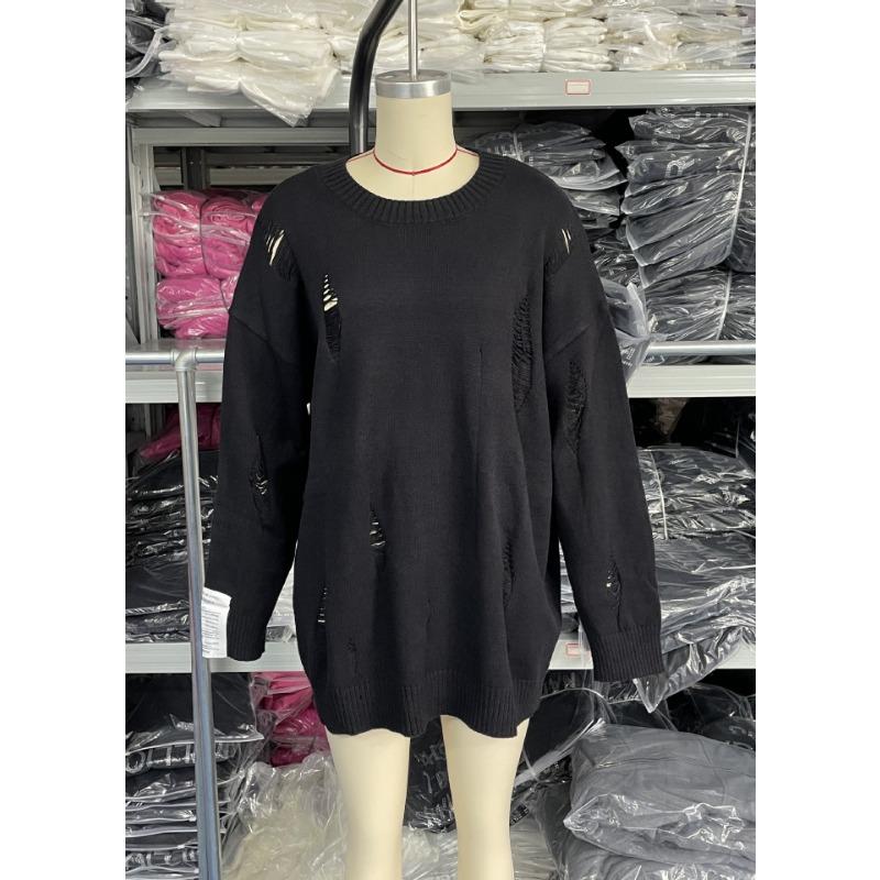 Женский рваный свитер с круглым вырезом