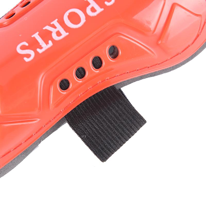 Практичная футбольная защита для ног разных цветов