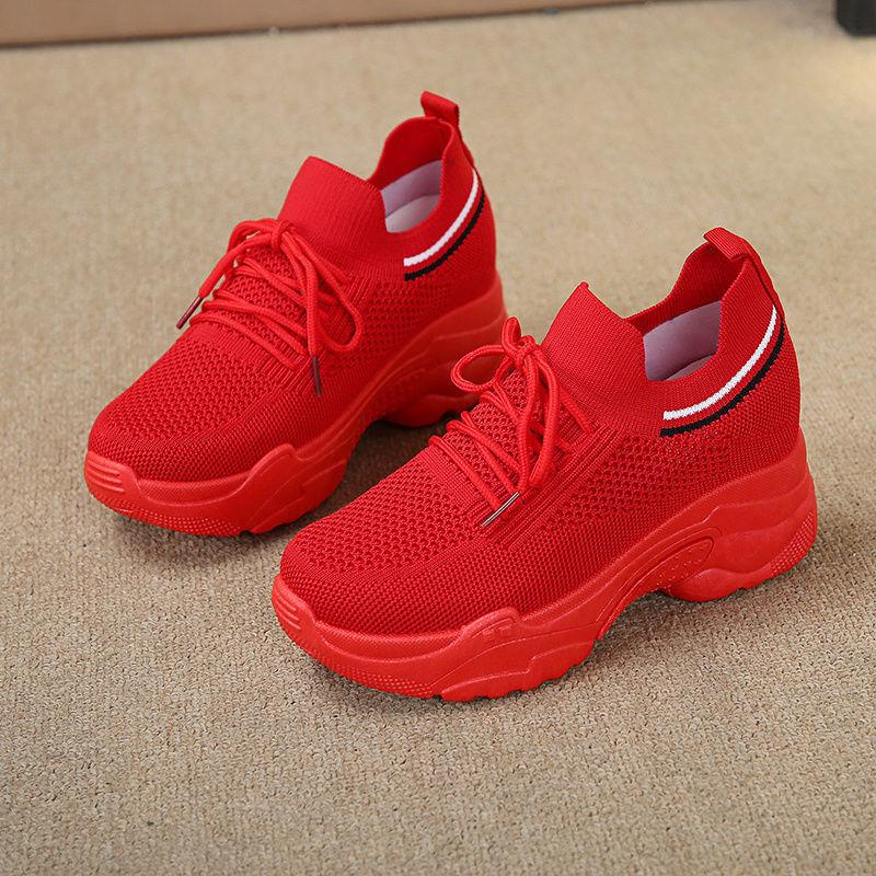 Летняя дышащая женская внутренняя повышающая высота повседневная спортивная обувь для улицы 2024 года, новая сетчатая толстая подошва повышающая высота спортивная обувь
