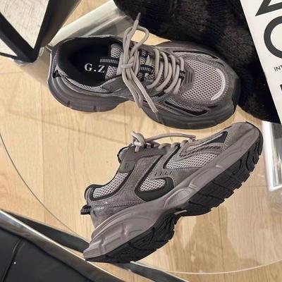 Мода 2025 НОВЫЕ Женские Туфли Толстая Подошва Серые Повседневные Спортивные Туфли Осень Зима Новый Стиль Ретро Универсальные Удлиняющие Ногу