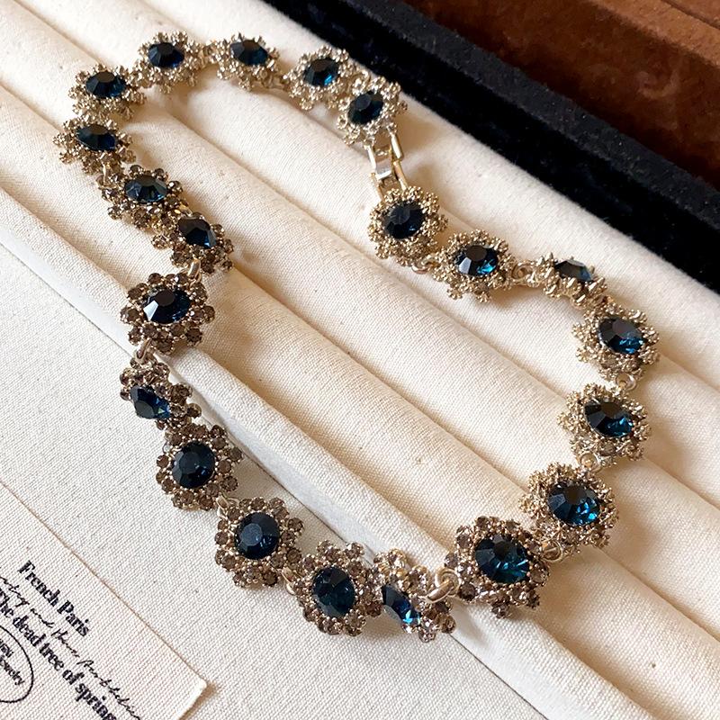 Ожерелье с цветочным узором, инкрустированное бриллиантами, в сочетании со стильной ретро-цепочкой для ключиц, подходит для повседневной носки, вечеринок и различных других случаев.