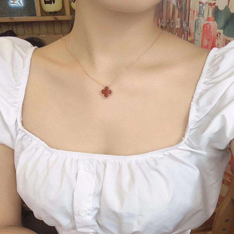 Легкое роскошное ожерелье с подвеской в виде четырехлистного клевера, рябчика, красного агата и малахита на золотой цепочке