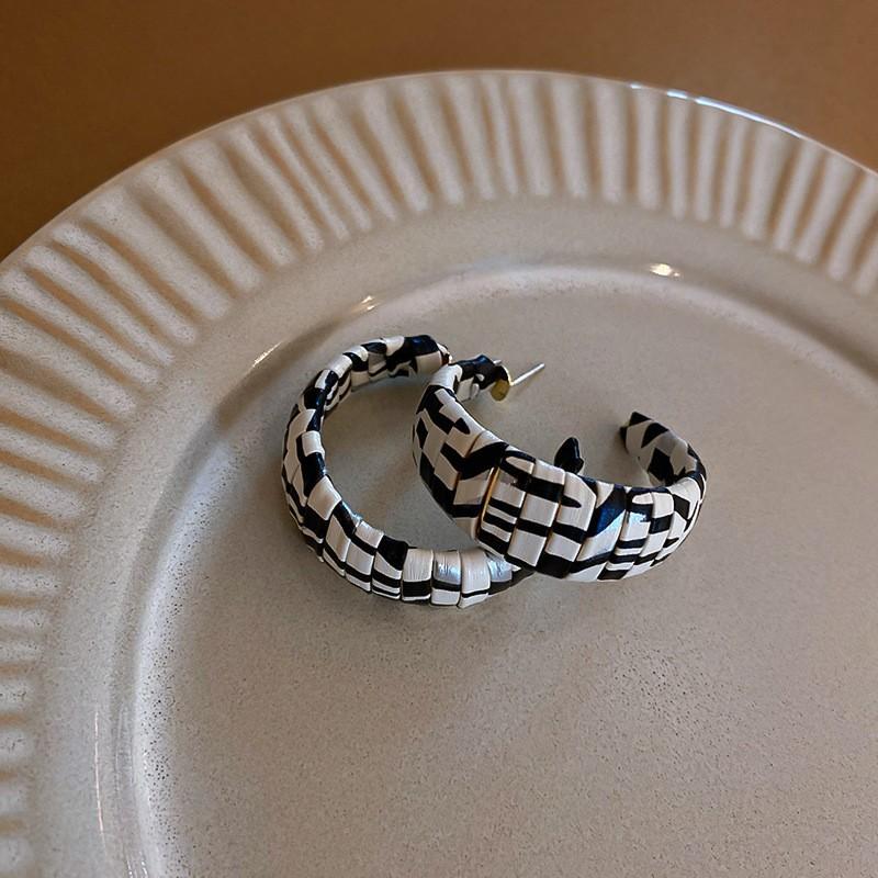 Серьги-гвоздики Черные с Серебряной Иглой Женские Корейские Сладкие и Крутые Трендовые Чувство Темный Стиль Серьги-гвоздики Характер Нишевые Легкая Роскошь Серьги