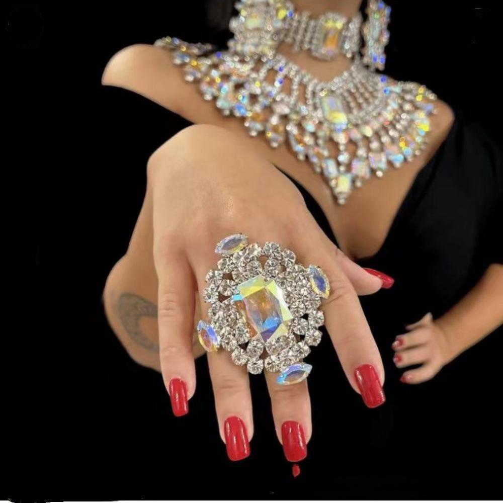 Шикарные и смелые кольца с кристаллами в форме капли воды - эффектные украшения для женщин
