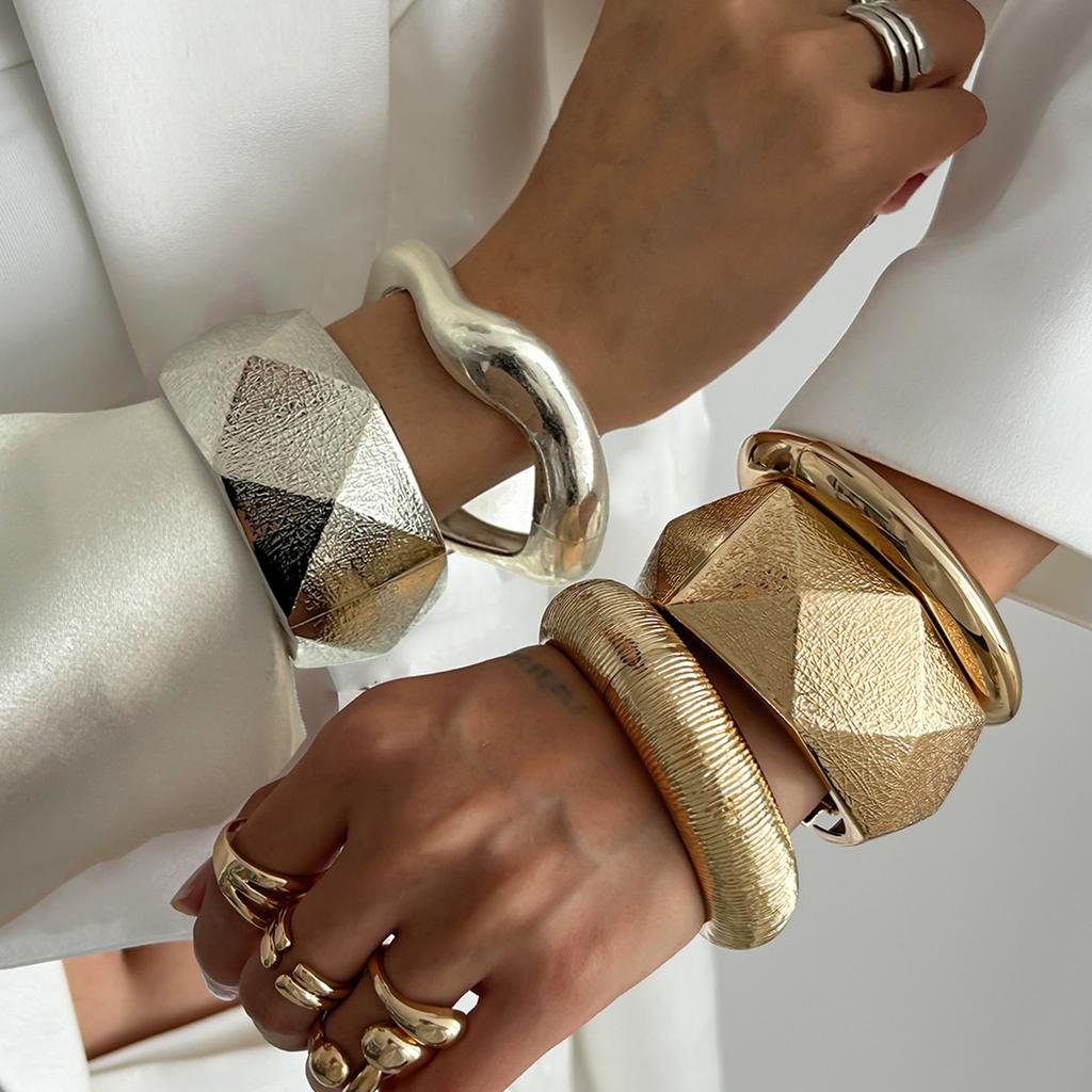 Преувеличенная Металлическая Текстура Граненая Поверхность Широкий Браслет Дизайн Браслета Геометрический Неправильный Браслет Женский