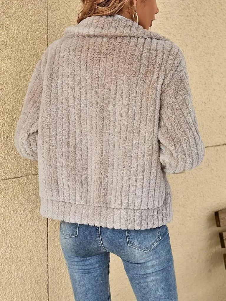 Женская короткая плюшевая кардиган-куртка с лацканами - Осень/Зима 2023