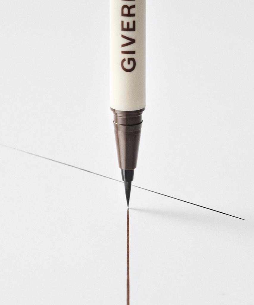 Close-fitting brush liner