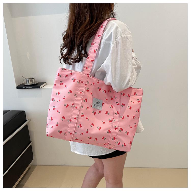 Стильная сумка-тоут с принтом вишни - Большая вместительная цветочная сумка через плечо для женщин, Коллекция Лето 2025