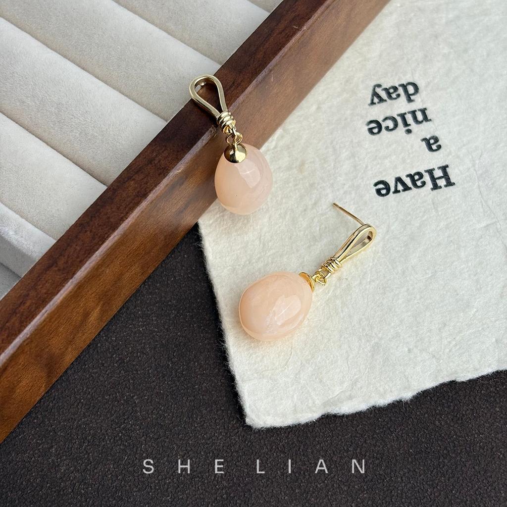 New Chinese temperament advanced sense resin earrings retro niche fashion design sense stud earrings cheongsam wear earrings women