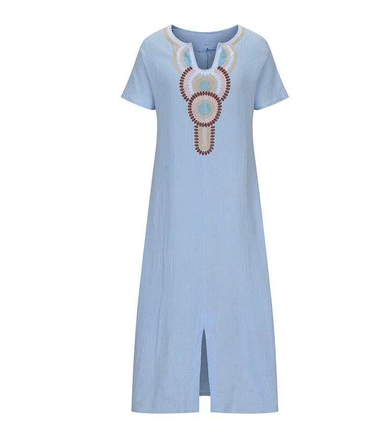 Платье с вышитым разрезом