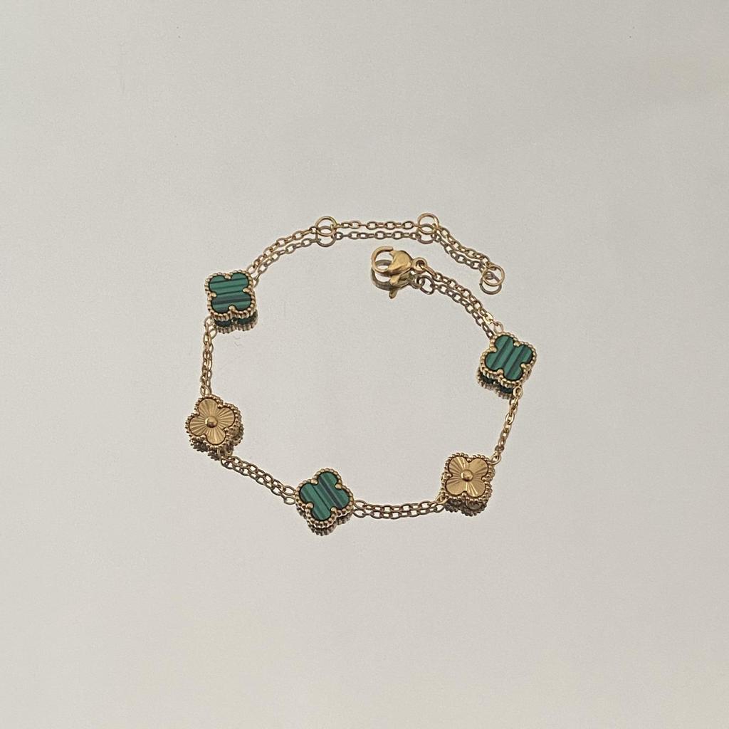 Женский универсальный браслет из титановой стали с четырехлистным клевером - Моющийся, Не выцветающий, Роскошный аксессуар для рук в европейском и американском тренде