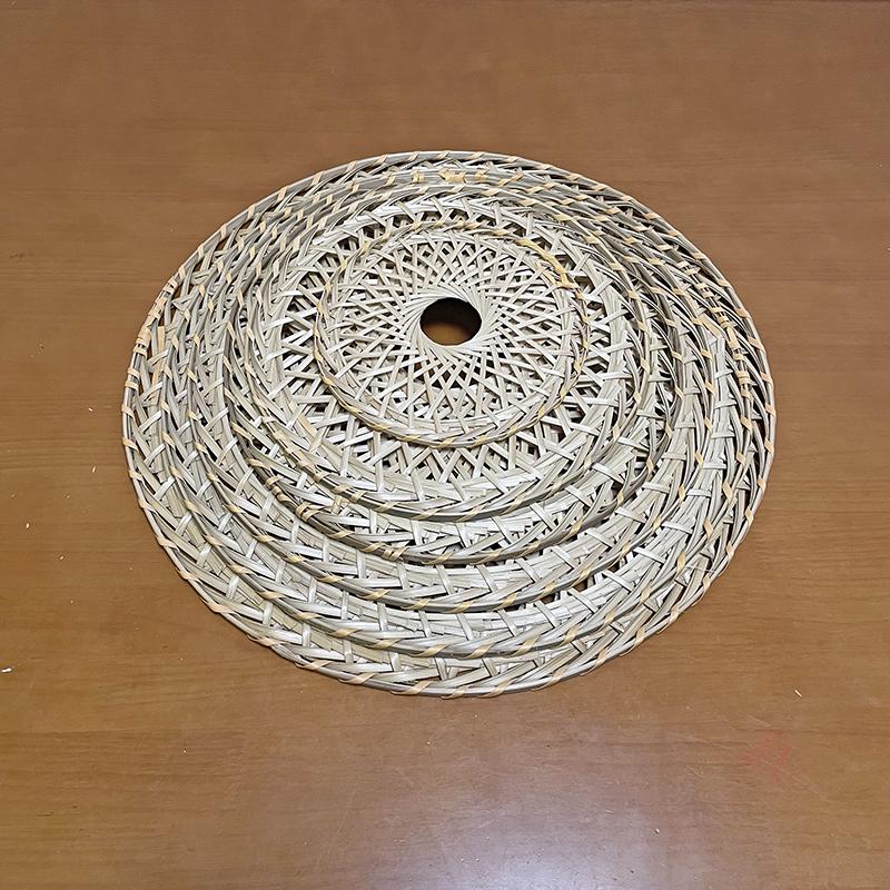 Коническая шляпа, сплетенная вручную из бамбука: Настенное искусство и аксессуар для танца в стиле древнего уся