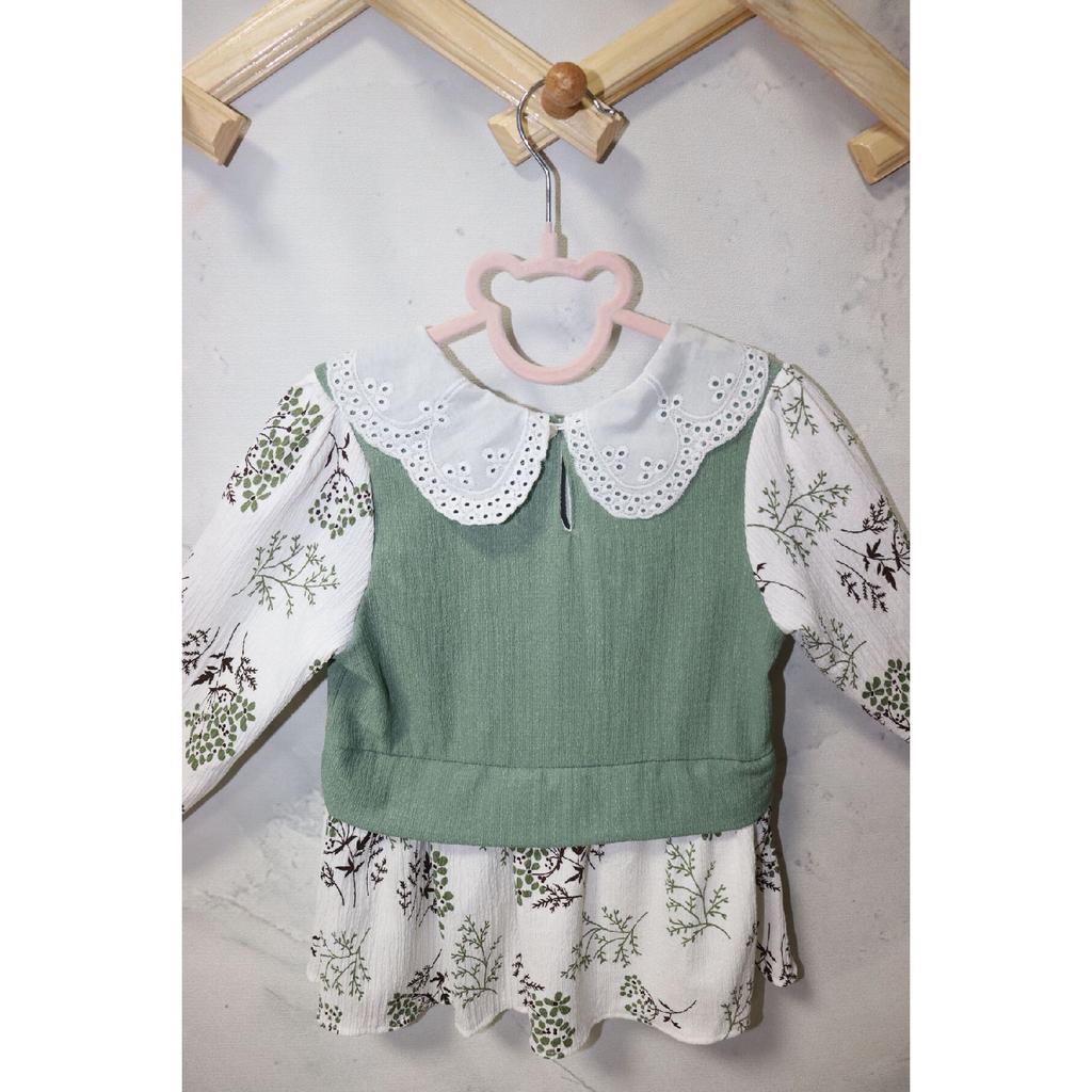 Стильный комплект для девочек - блузка с цветочным узором и современные брюки