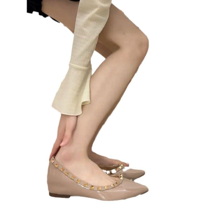 Внутреннее увеличение высоты на 5 см, заклепки, светлый горловина, телесный цвет, заостренный конец, мягкая лакированная кожа, французский темперамент, модные одинарные туфли, женские