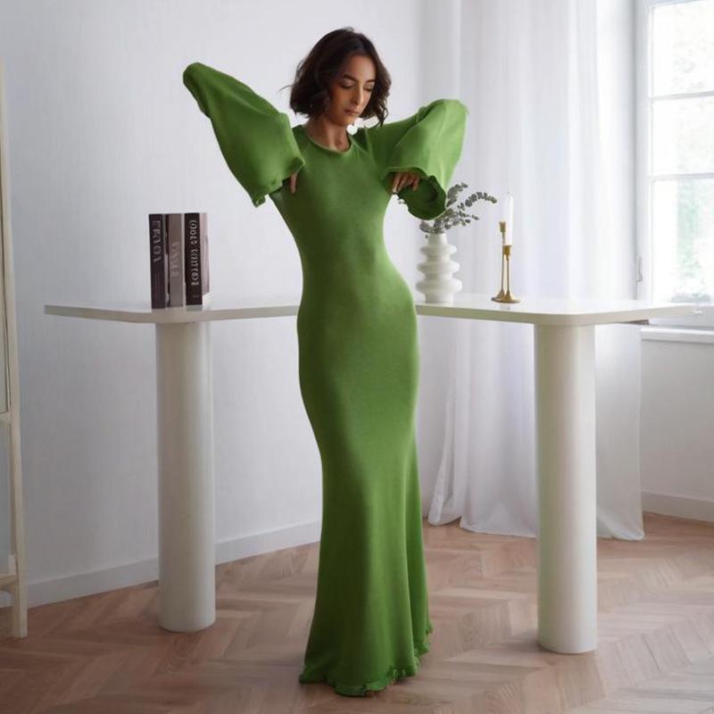 Женская мода осень 2024: Сексуальное вязаное платье с открытой спиной и шнуровкой