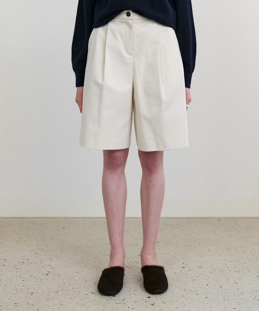 STEP AROUND Front Tuck Bermuda Cotton Pants_Cream