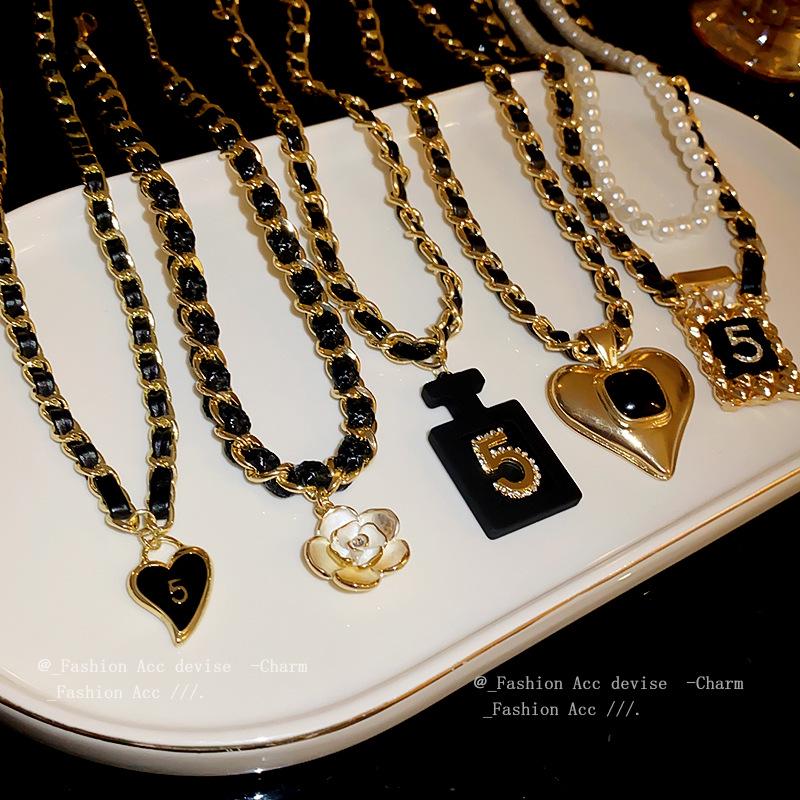 Колье-чокер из кожи с подвеской в виде сердца с цифрой - Осень/Зима 2023, украшение в милом крутом стиле