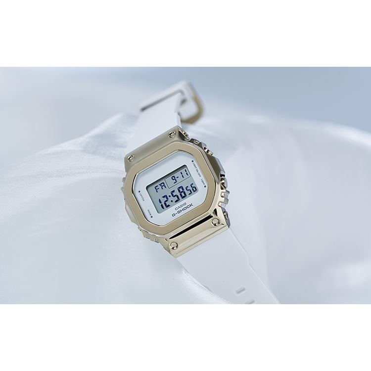 Casio G-Shock Металлический элемент Ретро Квадратный ЖК-дисплей Ударопрочные Водонепроницаемые Спортивные Кварцевые часы Ремешок из смолы Женские часы Белый GM-S5600G-7PRD
