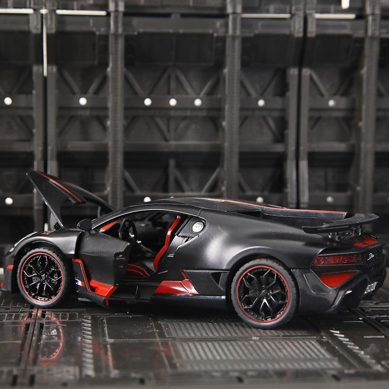 1:24 масштабные литые под давлением металлические модели автомобилей Bugatti Divo для игрушек для мальчиков в возрасте от 3 до 12 лет, автомобили с откатным механизмом, музыкальными дверцами и открывающимся капотом