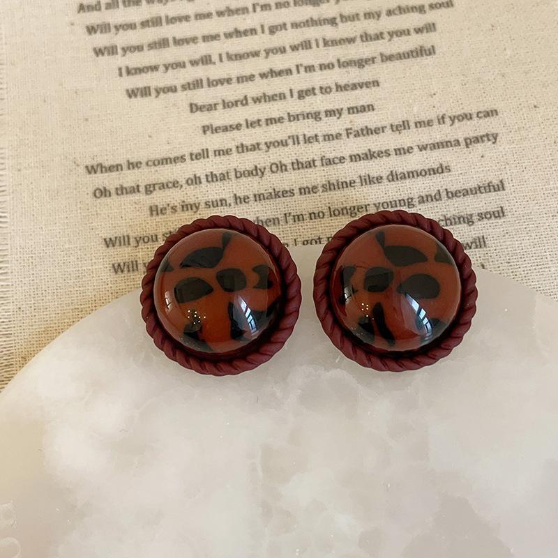 Нишевые высококачественные серьги-гвоздики из смолы с леопардовым принтом, женские осенне-зимние ретро-легкие роскошные модные элегантные универсальные серьги для поездок на работу