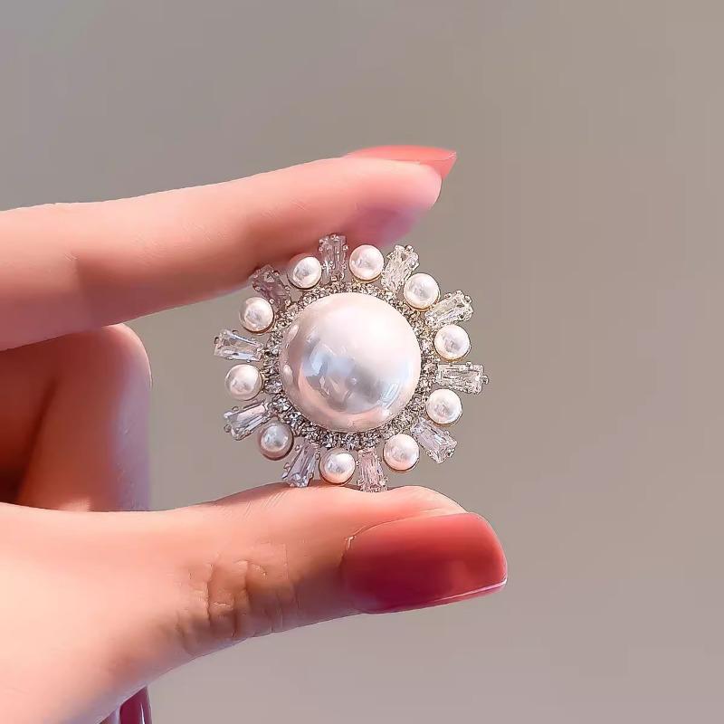 Sunflower Brooch, Women's Exquisite Pearl Brooch, Niche High-end Design Sense, Brooch, Neckline Anti-glare Accessory