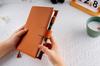 Блокнот формата А5 из натуральной кожи, совместимый с ежедневником Hobonichi Premium, с обложкой для ручки, закладкой и застежкой-кнопкой. Деловой подарочный чехол, для двоюродного брата, держатель.