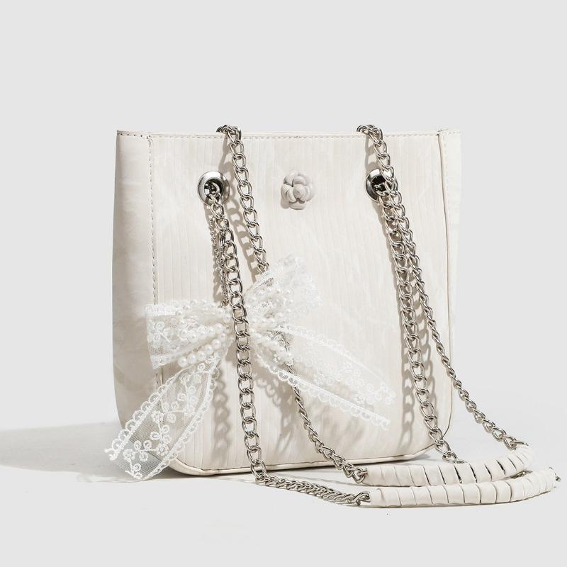 Осенняя женская сумка-тоут с вертикальным кружевным бантом и подвеской. Дизайн женской сумки.