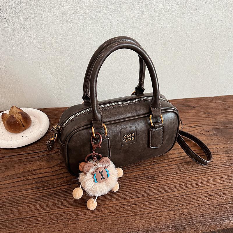 Британская ретро модная сумка-подушка женская 2025 осень и зима новая для通勤 универсальная портативная простая на плечо сумка-мессенджер