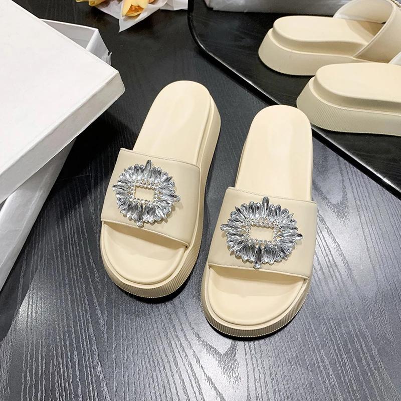 Модные новые летние тапочки с пряжкой из кристаллов и камней, женские босоножки на платформе, утолщенные каблуки, шлепанцы для улицы, женские туфли-маффины