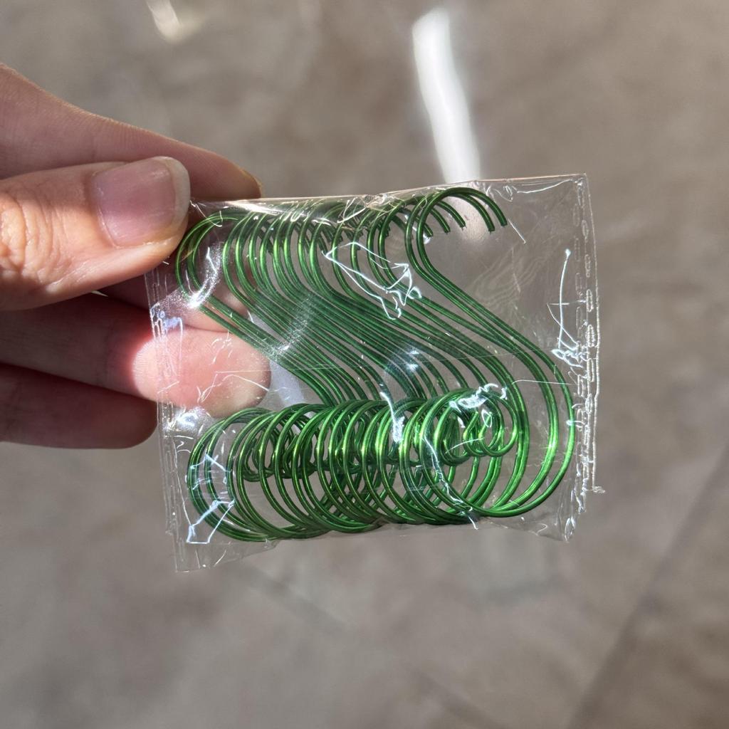 Набор из 50 рождественских S-образных крючков для праздничных украшений - держатели для чулок и елочные игрушки