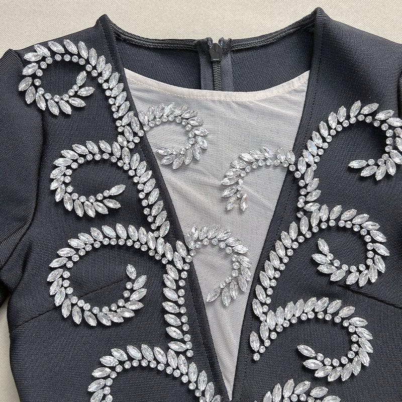 Черное Красное Платье Бандажное Вечернее с Длинным Рукавом и Стразами