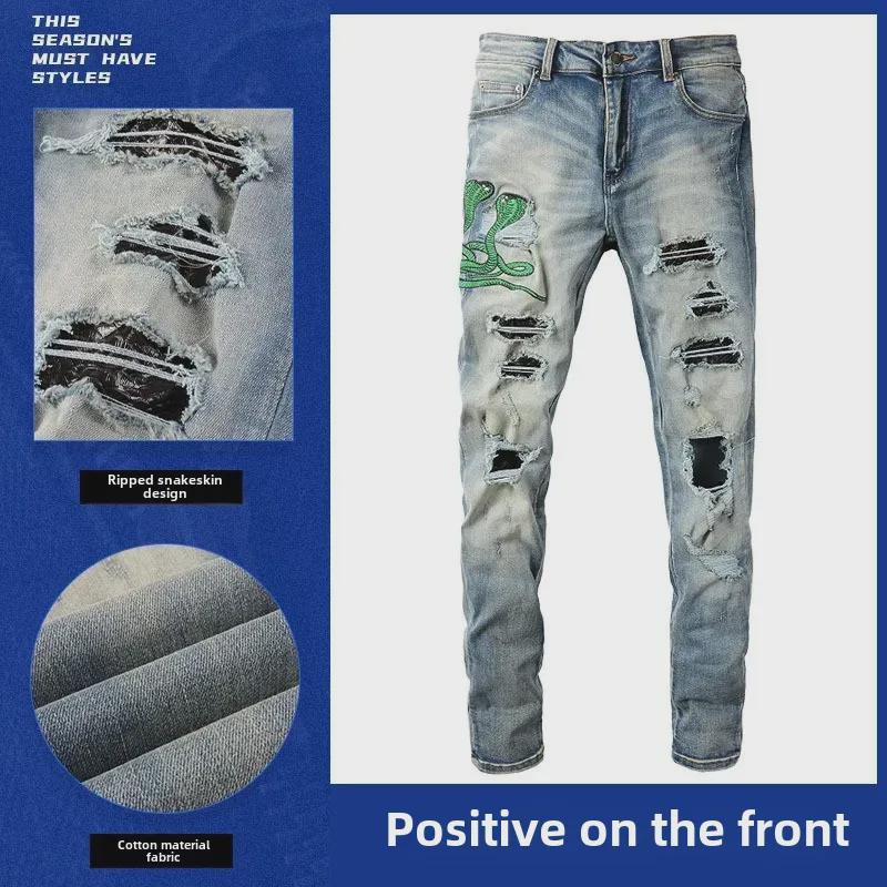 Мужские облегающие джинсы в европейско-американском стиле с вышитыми рваными нашивками и рисунком в виде змеиной кожи - модель 6561