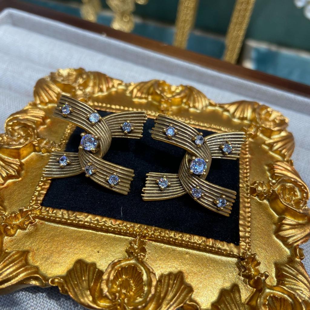 Золотые серьги-гвоздики с двойной спиралью в виде буквы C, слегка инкрустированные цирконием, латунные, старые серьги, сохраняющие цвет, женские серьги с нерегулярной резьбой