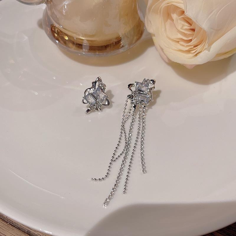 Корейские асимметричные серьги-кисточки из серебра 925 пробы с цирконами - легкий роскошный стиль
