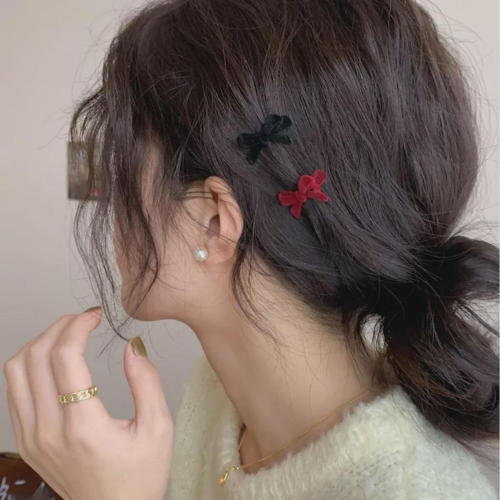 Заколка-бантик из бархата: Заколка-уточка 2024 года для челки и лба