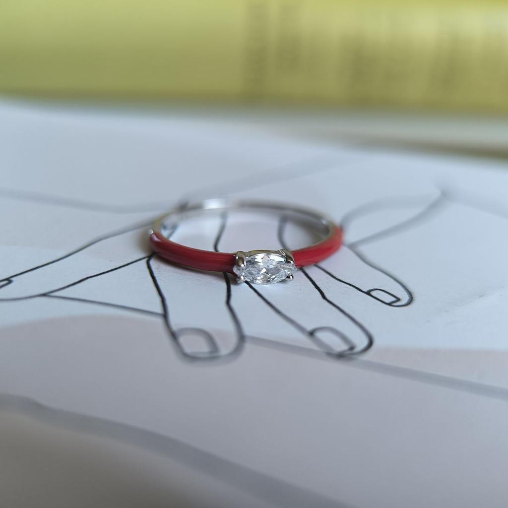 Серебряное кольцо с фианитами, емаллю, вес изделия 1,05 гр (60002236)