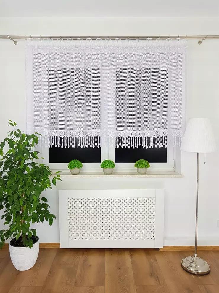 A short mesh curtain decorated with guipure lace