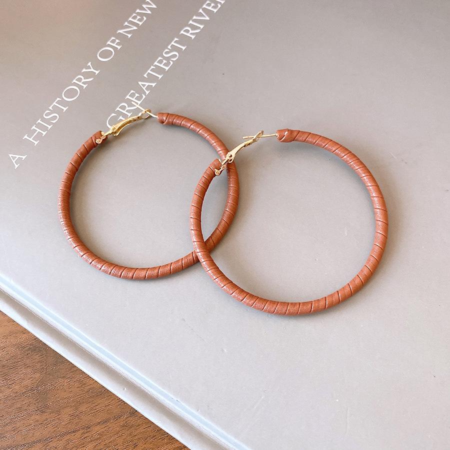 Серебряная Игла Кожаные Круглые Серьги Модные Простые Серьги для Повседневной Носки Нишевые Премиум Серьги с Характером Женские