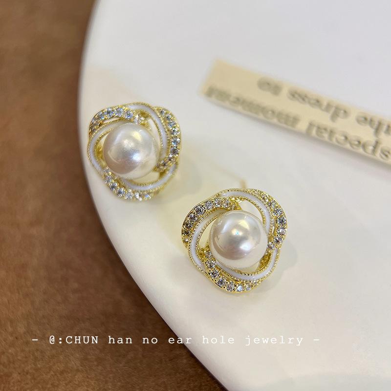 Micro-inlaid zircon wound pearl earrings, mosquito coil disc, high-end sense, exquisite, small oil-dripping stud earrings, French elegant earrings.