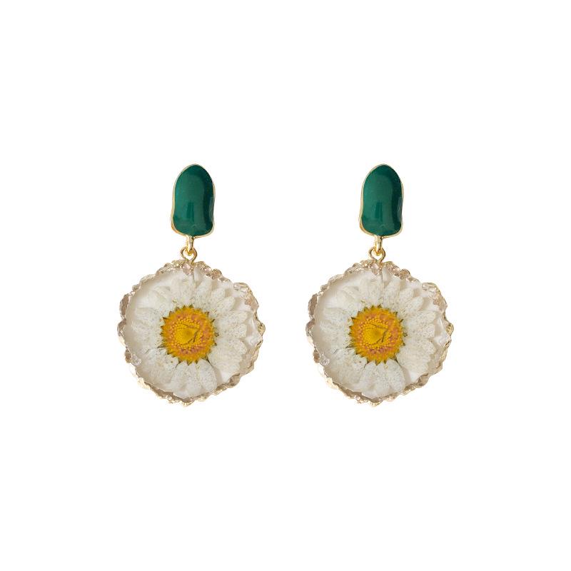 Элегантные серьги с засушенными цветами маргаритки: Модные аксессуары для женщин