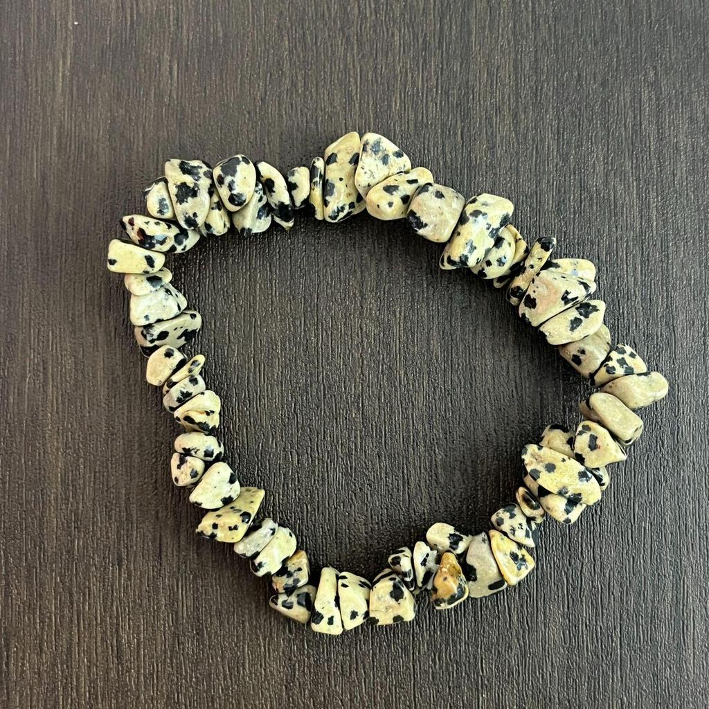 Браслет из разноцветных кристаллов с цитрином, тигровым глазом, лазуритом, аметистом и зеленым авантюрином на эластичном шнуре