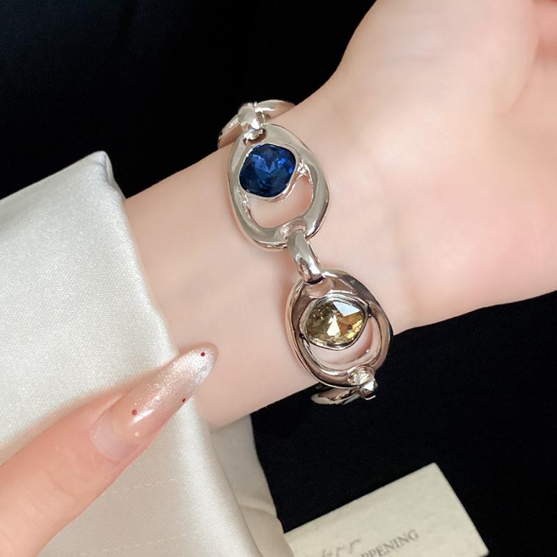 Stylish Women's Silver Bracelet Oval Link Vintage Style Chic Jewelry Ideal for Gifting