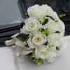 Белая невеста держит букет роз Искусственные цветы Шелковая свадьба Флер Ручной работы Атлас Романтичный Чистый
