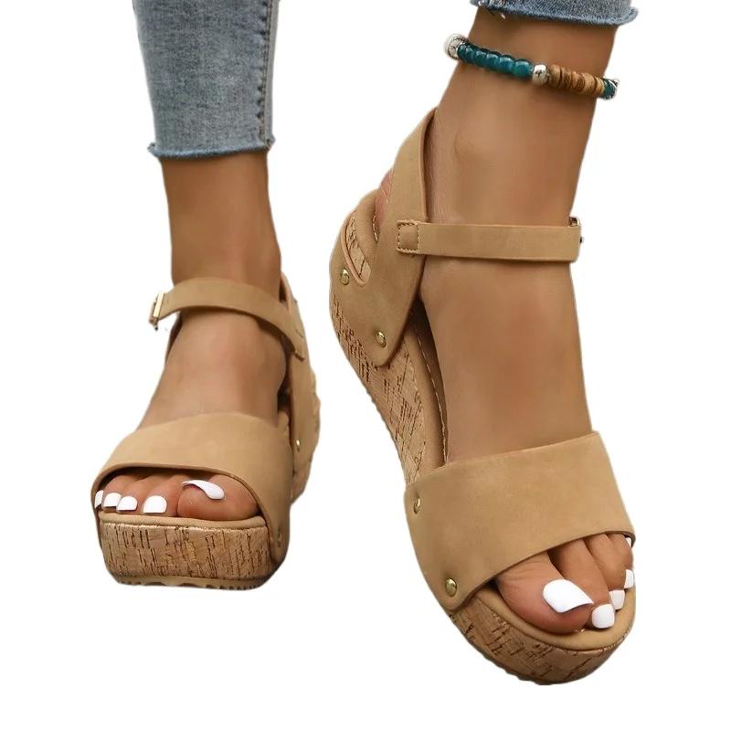 Мода 2025 Женская обувь Пип-то Женские сандалии Модные заклепки Летние повседневные Ремешок с пряжкой Новые Большого размера Удобные сандалии на танкетке
