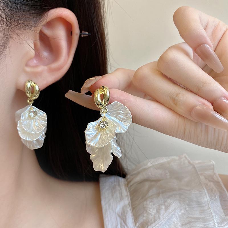 Серьги-бабочки с цирконом: Роскошь, универсальность, тренд сезона осень/зима