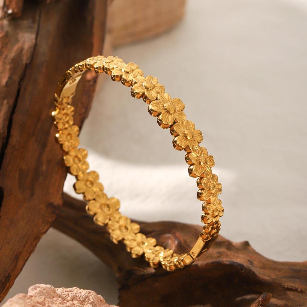 European and American Flower Patchwork 18k Gold Stainless Steel Bangle - Elegant Light Luxury Bracelet for Women