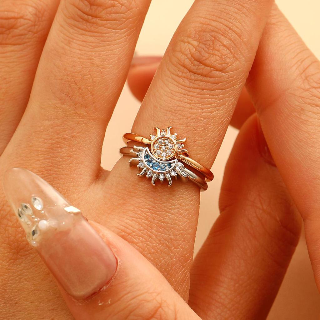 Минималистичные кольца для пары с бриллиантами в виде солнца и луны