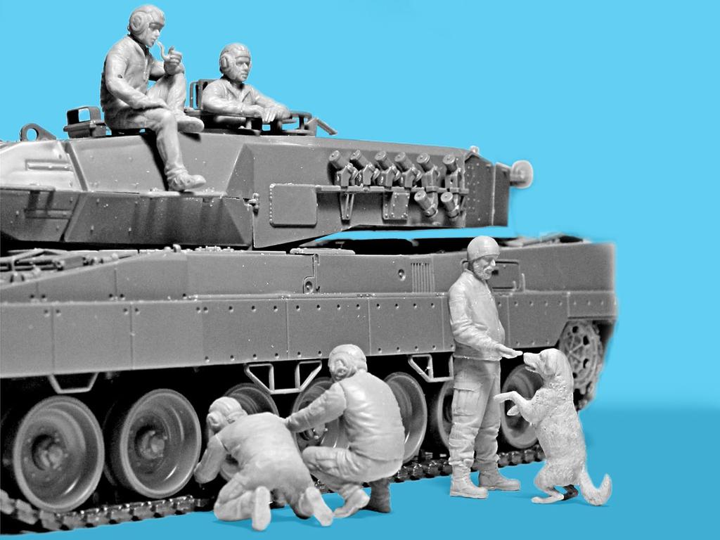 ICM 1/35 Украинский танковый экипаж Леопард Пластиковая модель 35757 (Человек и Животное)