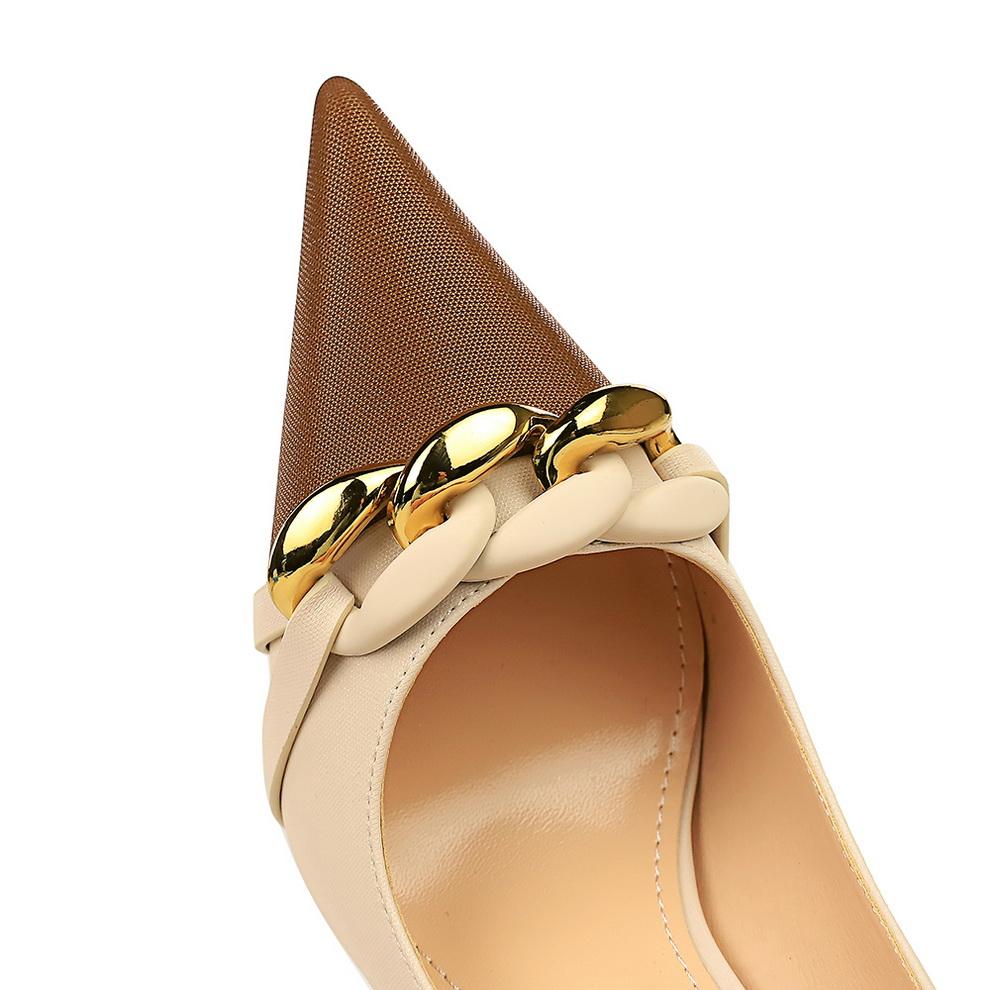 Женские банкетные туфли на высоком каблуке светлого кроя с цветными блоками и остроконечной металлической цепочкой, декоративные одинарные туфли